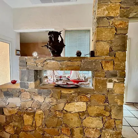 5 With Pool Near The Sea