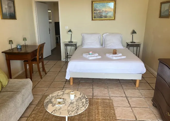 5 With Pool Near The Sea