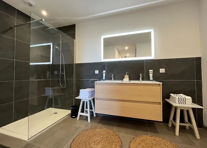 5 With Pool Near The Sea *