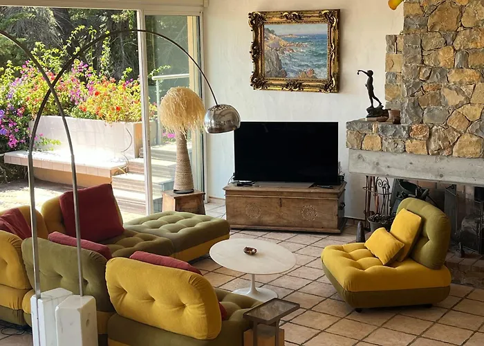 5 With Pool Near The Sea *