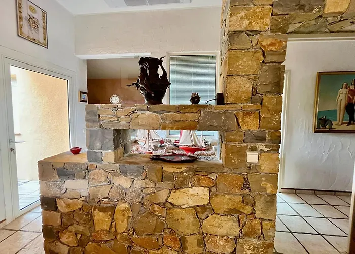 5 With Pool Near The Sea