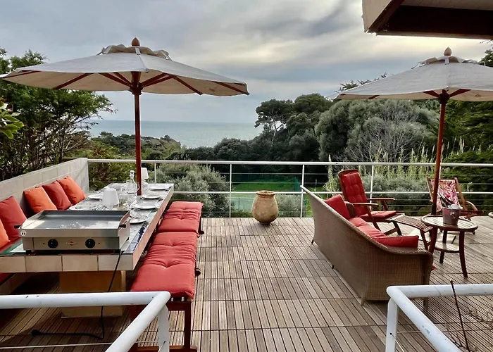 5 With Pool Near The Sea